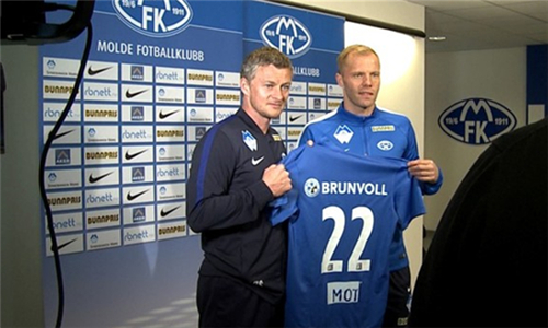 利物浦官网仅放萨拉赫抢圈训练图，未展示其与队友拥抱镜头