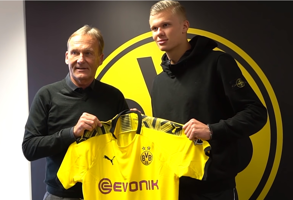 法媒：于帕想在新合同第一年加解约条款，对此巴黎和皇马愿意（法媒：于帕希望在新合同首年设置解约条款，巴黎与皇马均同意）