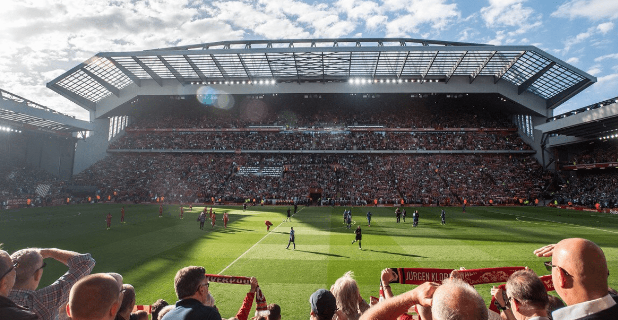 霍伊伦德梅开二度 那不勒斯击败尤文后登上意甲榜首（霍伊伦德双响，那不勒斯力克尤文登顶意甲榜首）