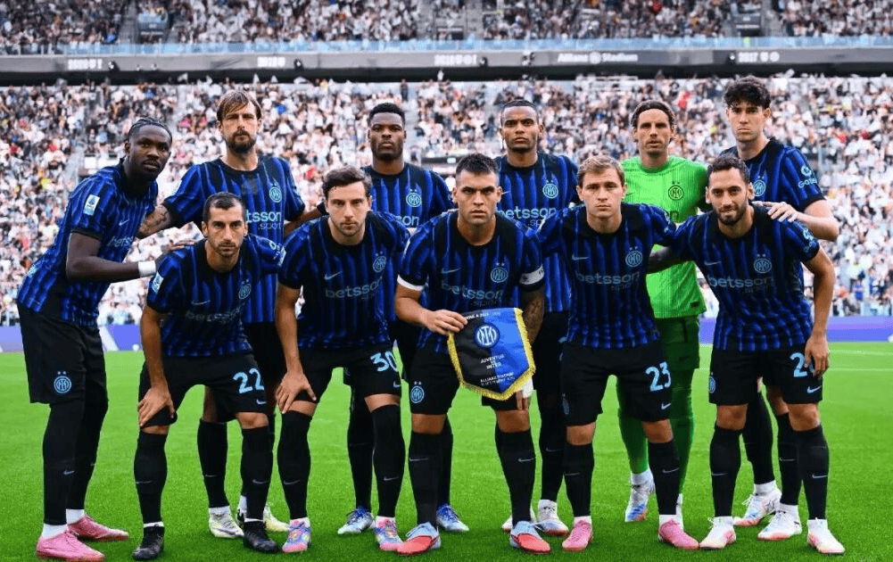 曼联在关键比赛中表现不佳，换人失误导致防守漏洞，边路优势被对手逆转，整体表现令球迷不满。