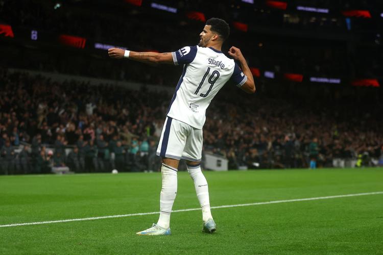 你是哪边的？本菲卡门将特鲁宾扑点后被队友阿劳若补射进球