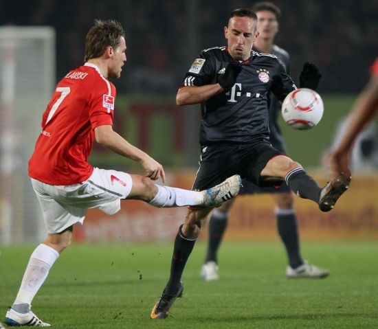 为欧洲杯预热，半决赛及决赛举办场地温布利球场进行无人机表演