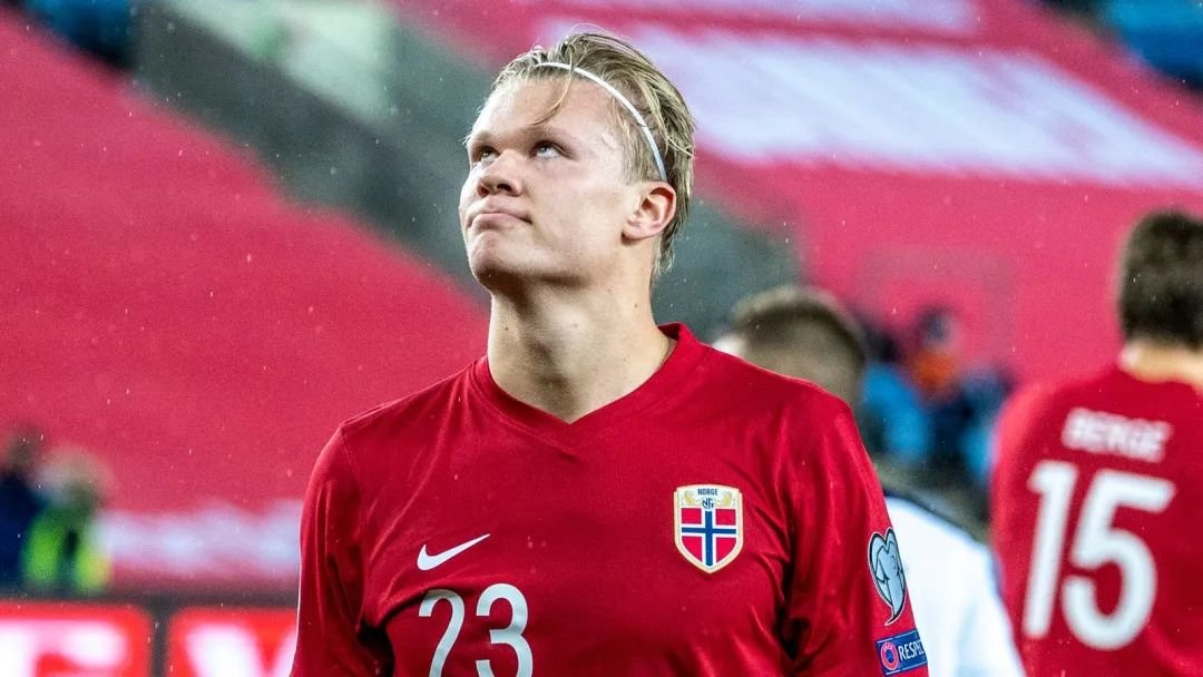 贝林厄姆留言调侃古德利抱得太紧，后者回应：确实过了（贝林厄姆调侃古德利拥抱用力过猛，古德利回应：确实有点过）