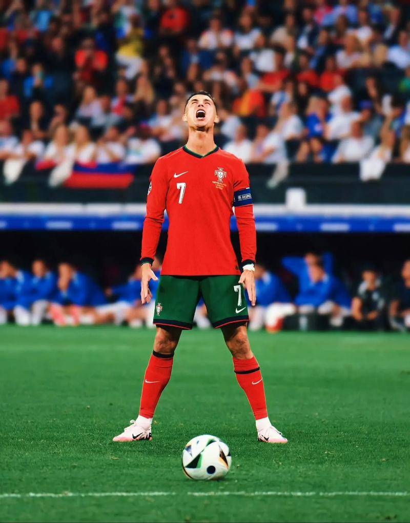 追平切尔西升英超第6！B费2射1传一战造2大神迹，曼联4-1复仇狼队