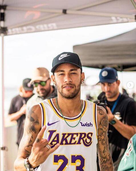 队中核心主动降薪续约，球迷盛赞忠诚