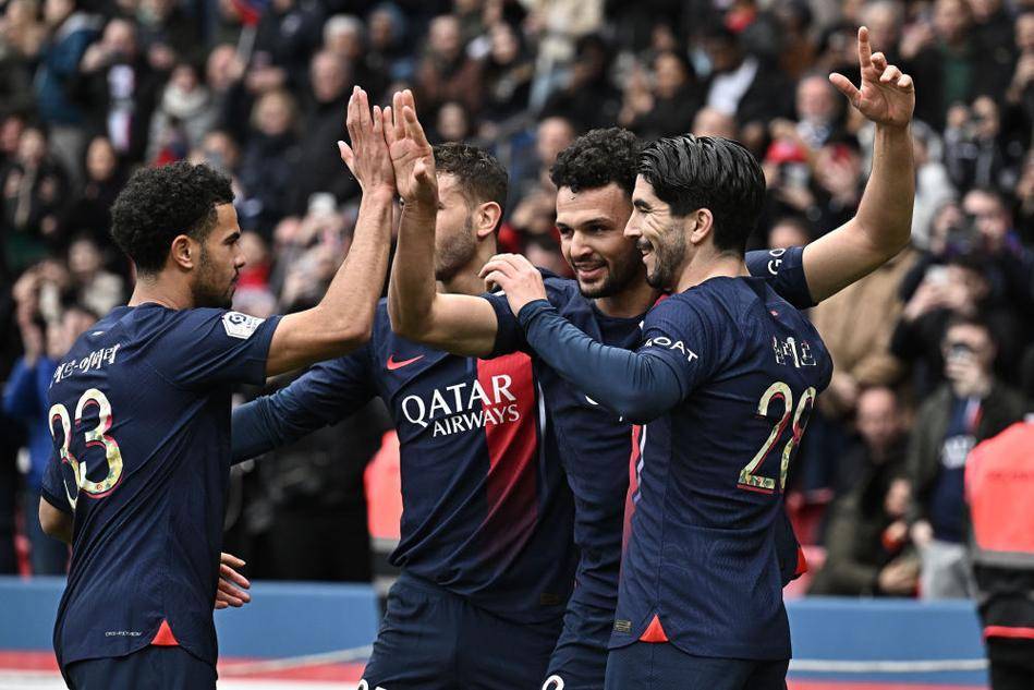 切尔西遭遇离奇伤病！帕尔默家中撞门伤及脚趾，出战成疑（切尔西再遇怪伤：帕尔默家中撞门致趾伤，出战成疑）