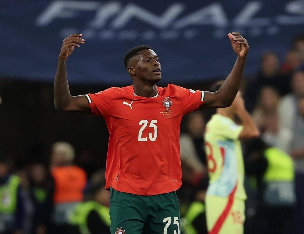 今晚，上海海港门将颜骏凌首发出场，迎来了他代表俱...