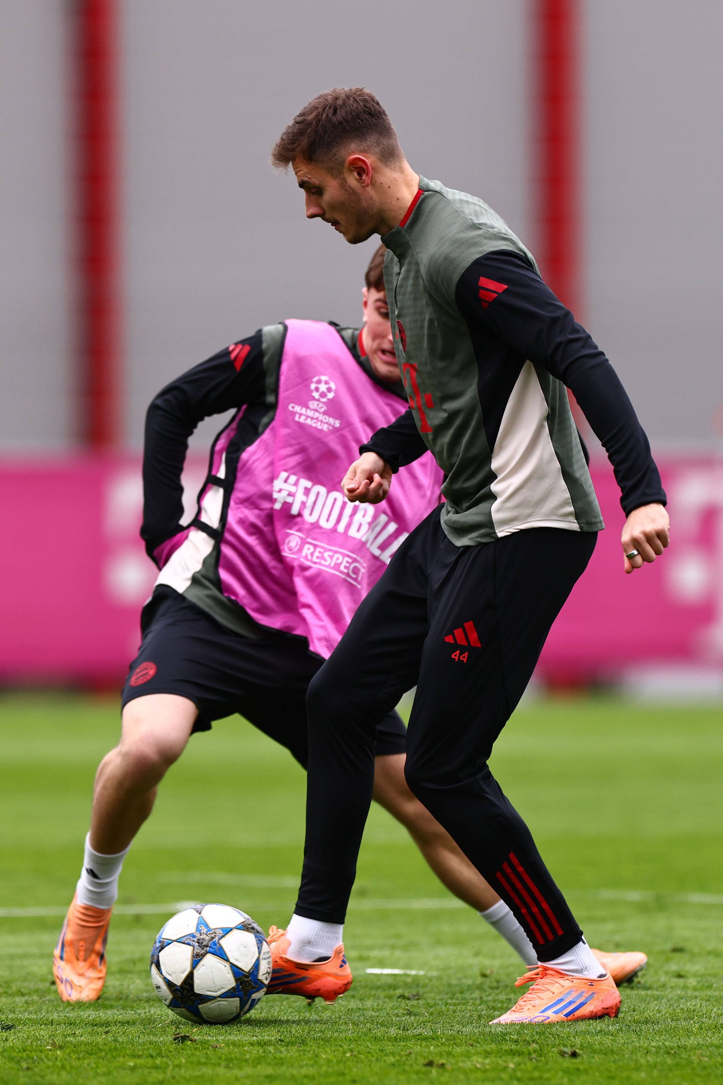 英超首次助攻，吉滕斯本赛季各项赛事助攻数为切尔西队内最多（吉滕斯英超收获处子助攻，本赛季各项赛事助攻数领跑切尔西）