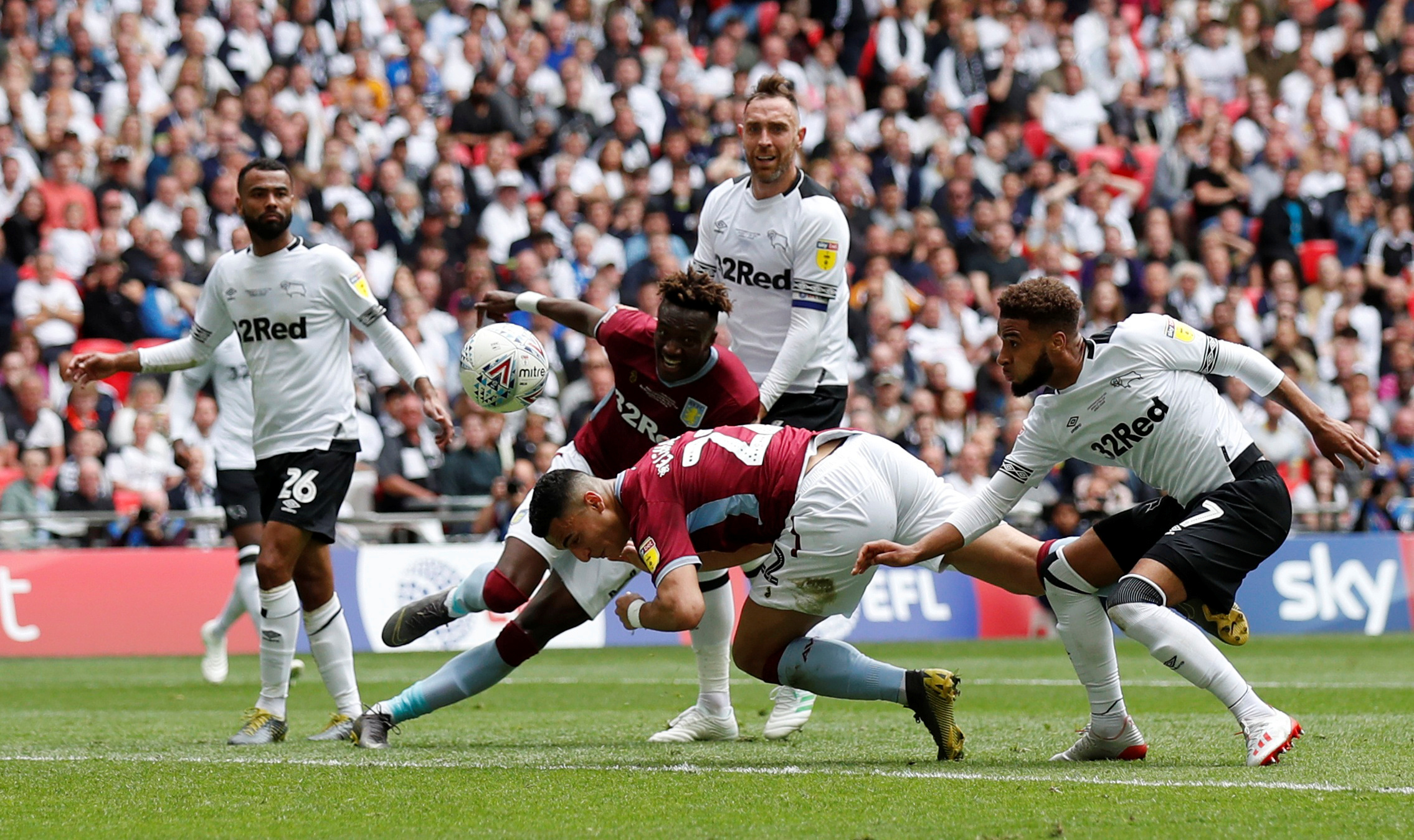 NBA快船主场险胜国王