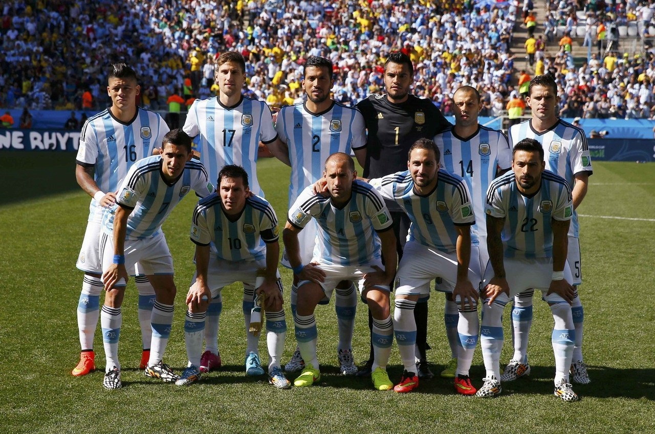 上海久事以111-72大胜四川丰谷，展现强大实力，全队多点开花，四川队虽努力但难敌强队。