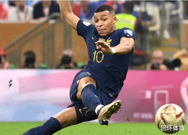 阿利亚迭雷父子分别身穿皇马与阿森纳球衣，晒出对弈图片