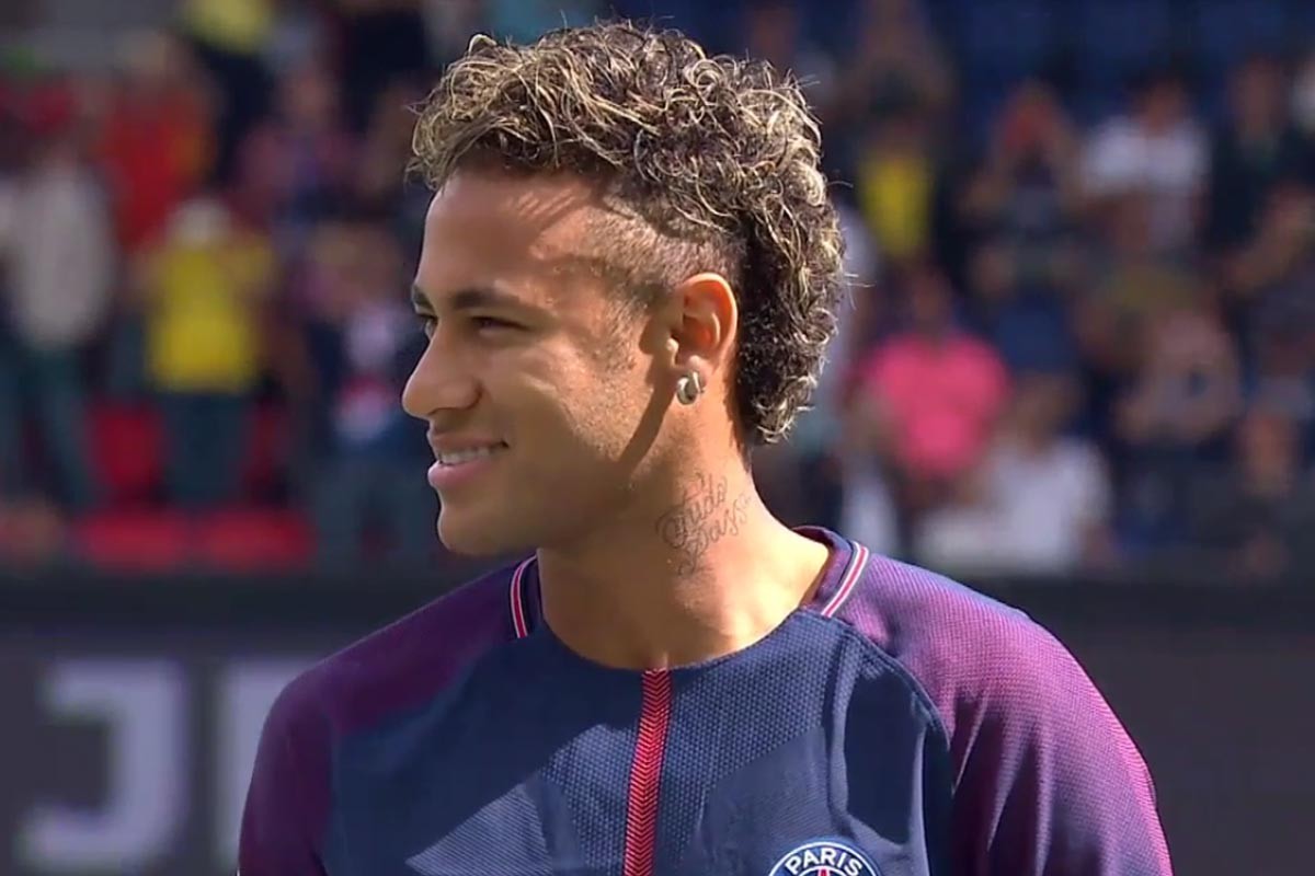 世体：梅西在进入诺坎普前没联系巴萨的任何人请求许可