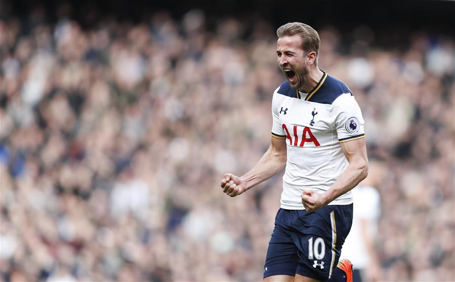 前锋单场双响，全场瞩目